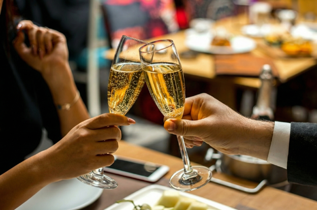 ອາຫານຄ່ຳ ທີ່ພັກ ພ້ອມອາຫານເຊົ້າ ໃນວຽງຈັນ